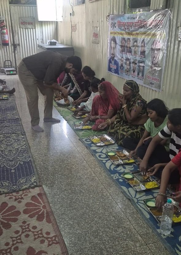 स्थापना दिवस पर सिंधु यूथ सर्कल ने की भोजन सेवा
