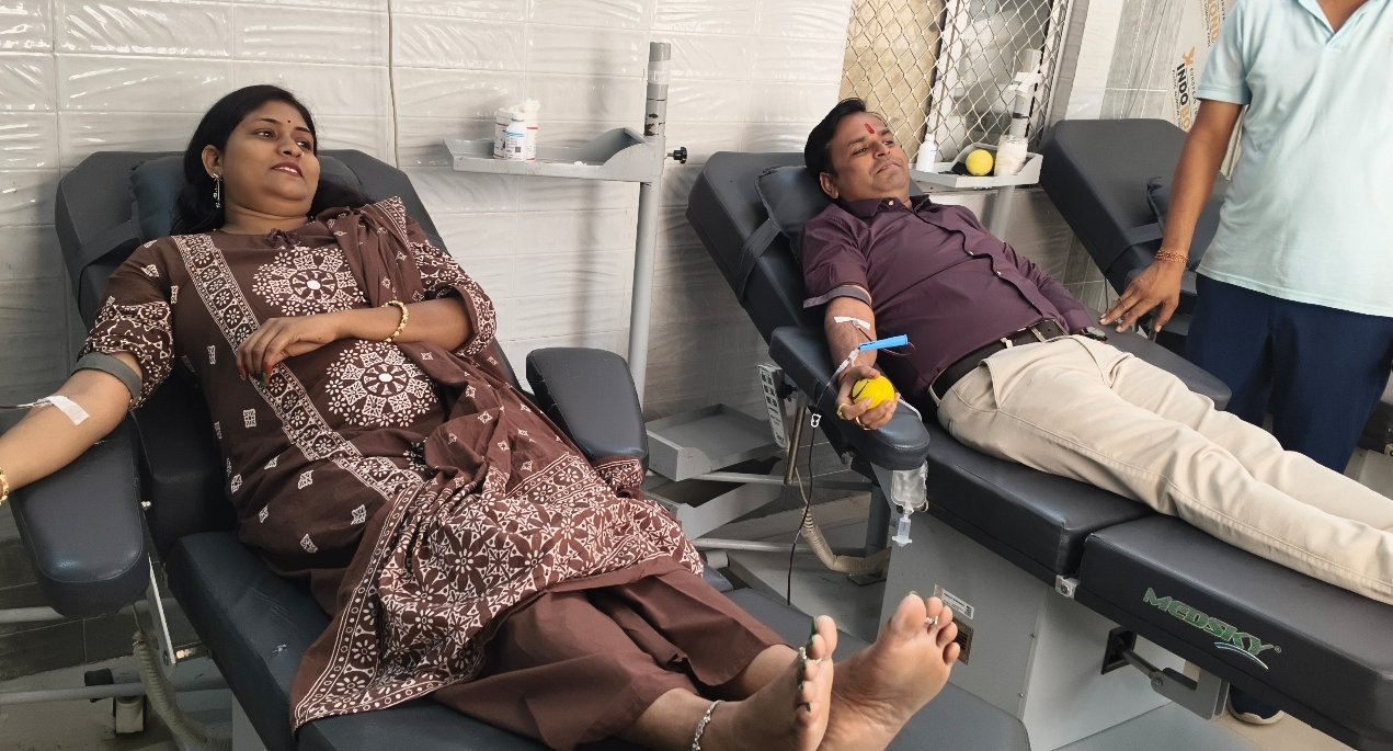 जन्मदिन पर नर्सिंग ऑफिसर दंपति ने किया रक्तदान, पेश की मिसाल