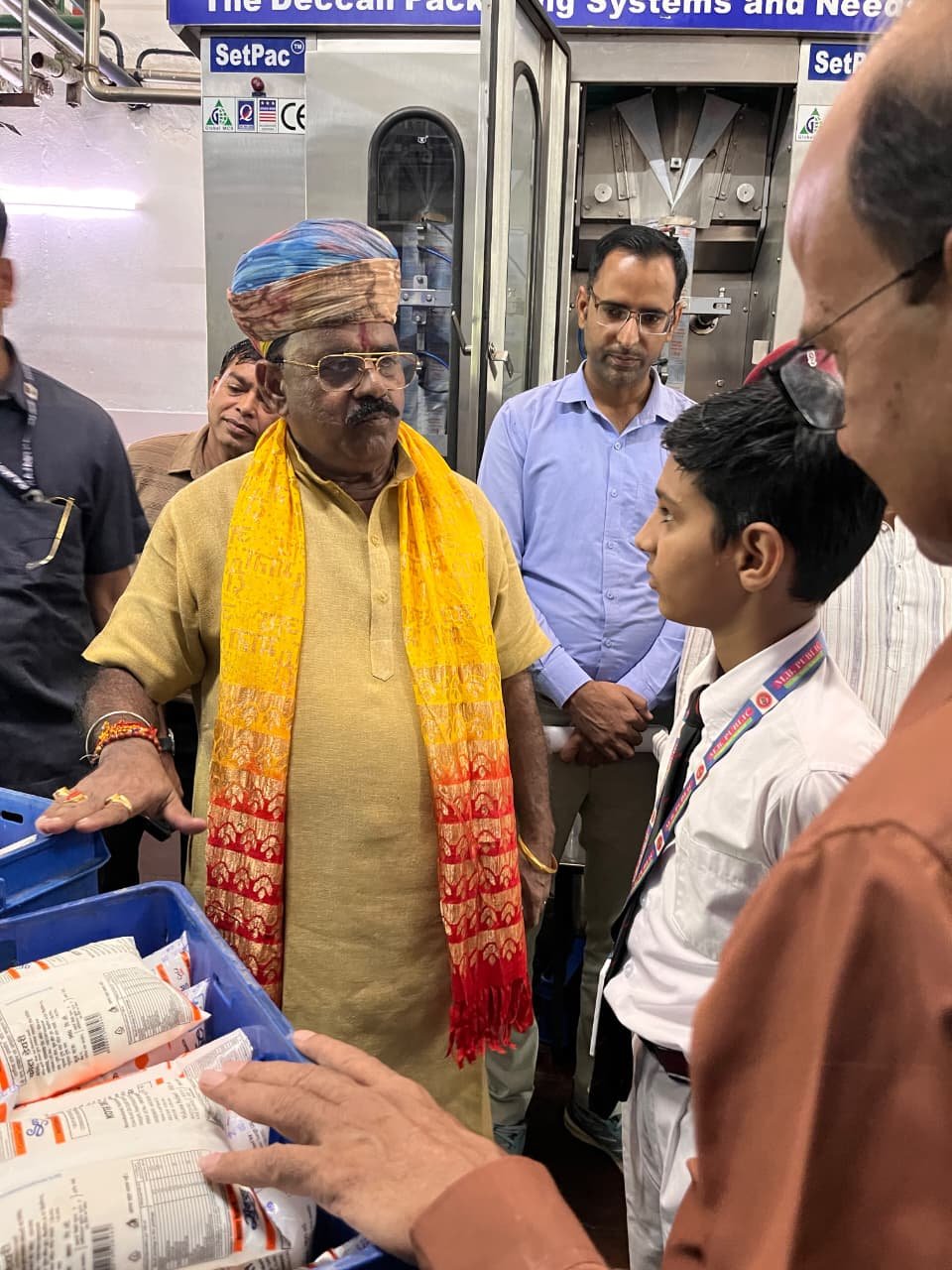 मां भारती स्कूल के विद्यार्थियों ने किया सरस डेयरी का शैक्षिक भ्रमण