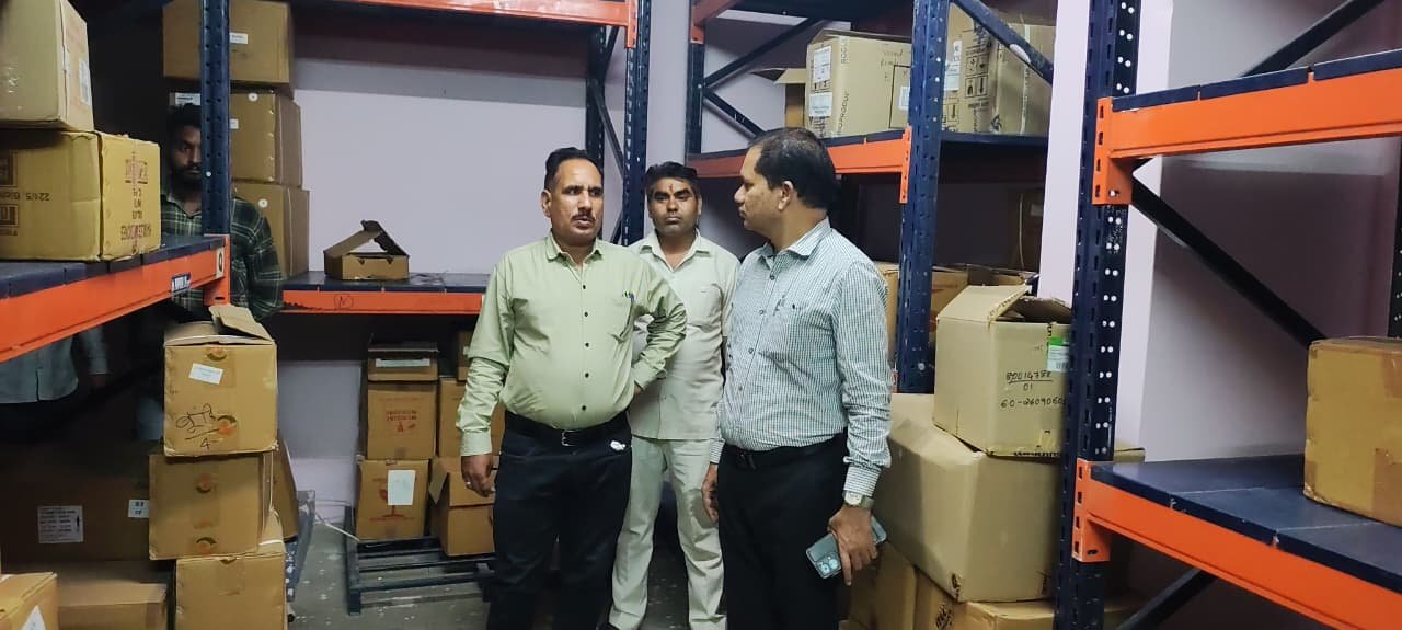 मौसमी बीमारियों को लेकर सीएमएचओ ने जिला औषधि भंडार का किया औचक निरीक्षण