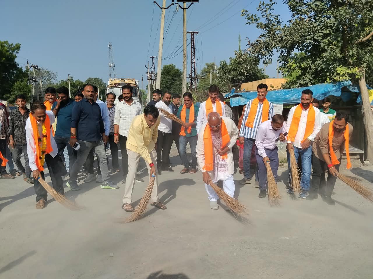 सुकेत में स्वच्छता अभियान की शुरुआत, मंत्री मदन दिलावर ने मुख्य सड़क पर झाड़ू लगाकर दिया स्वच्छता का संदेश