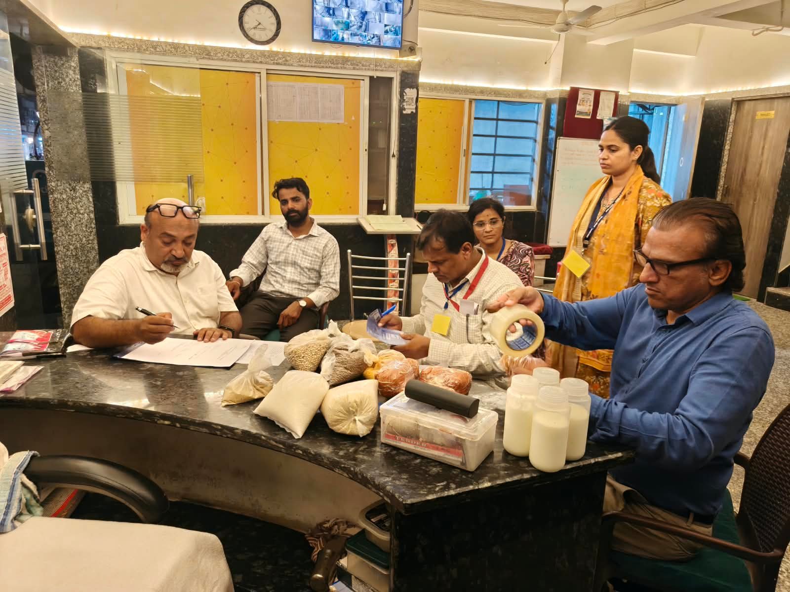कोटा में हॉस्टल मेस पर खाद्य सुरक्षा विभाग की कार्रवाई, 50 किलो खराब सब्जियां नष्ट