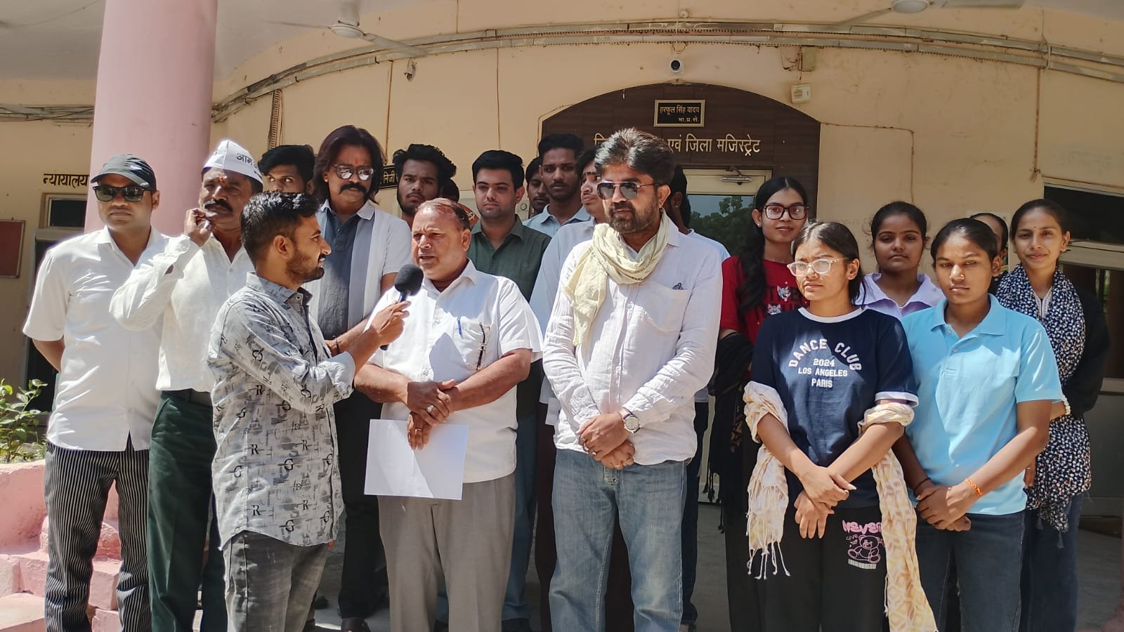 चिकित्सा व्यवस्थाओं में सुधार को लेकर आम आदमी पार्टी ने जिला कलेक्टर को सौंपा ज्ञापन