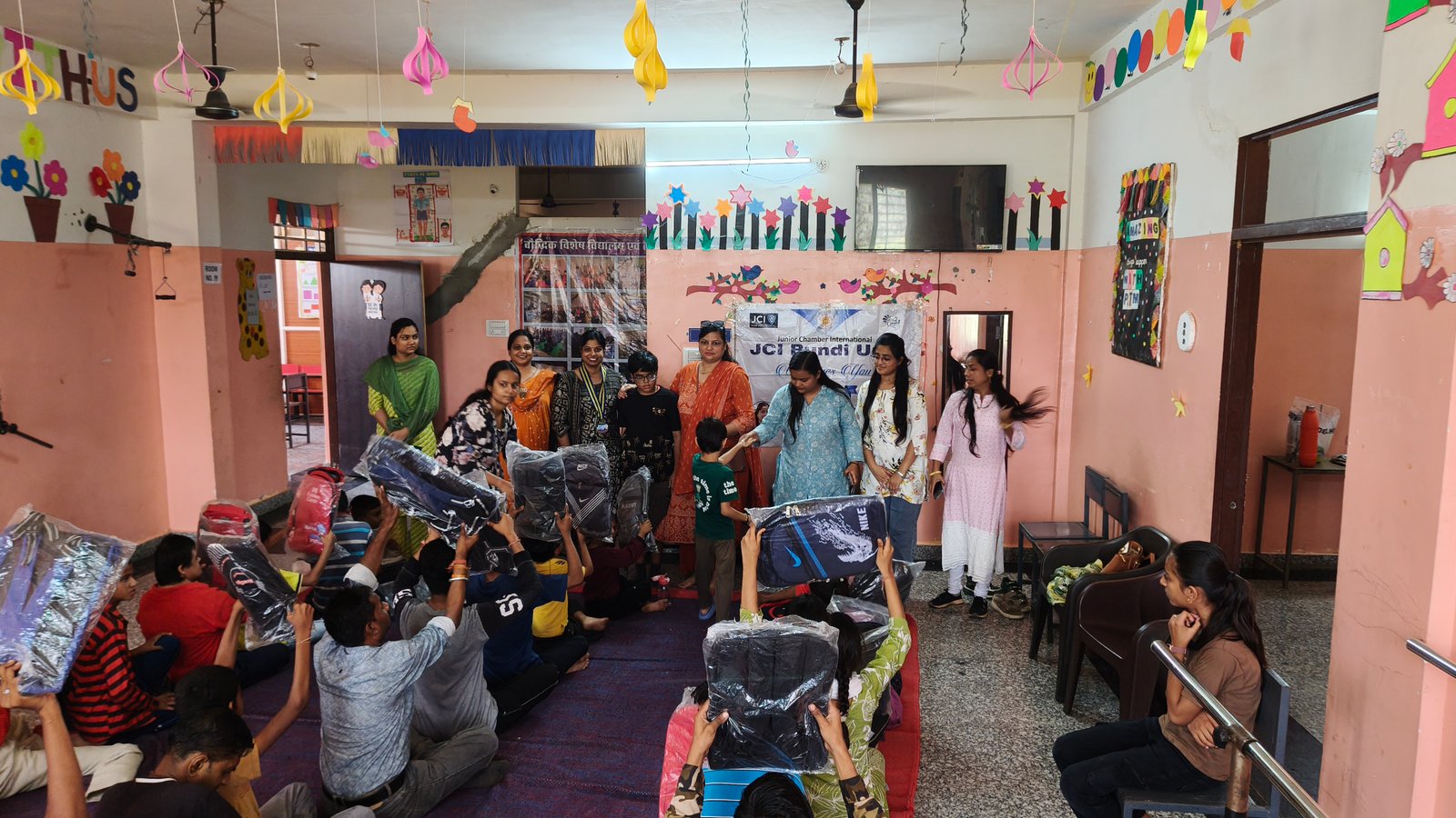 टैगोर बाल गृह के बच्चों को बांटे 40 स्कूल बैग