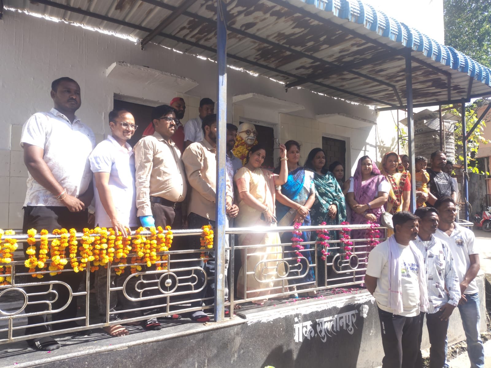 नगरपालिका में गांधी-शास्त्री जयंती मनाई, कर्मचारियों ने किया श्रमदान