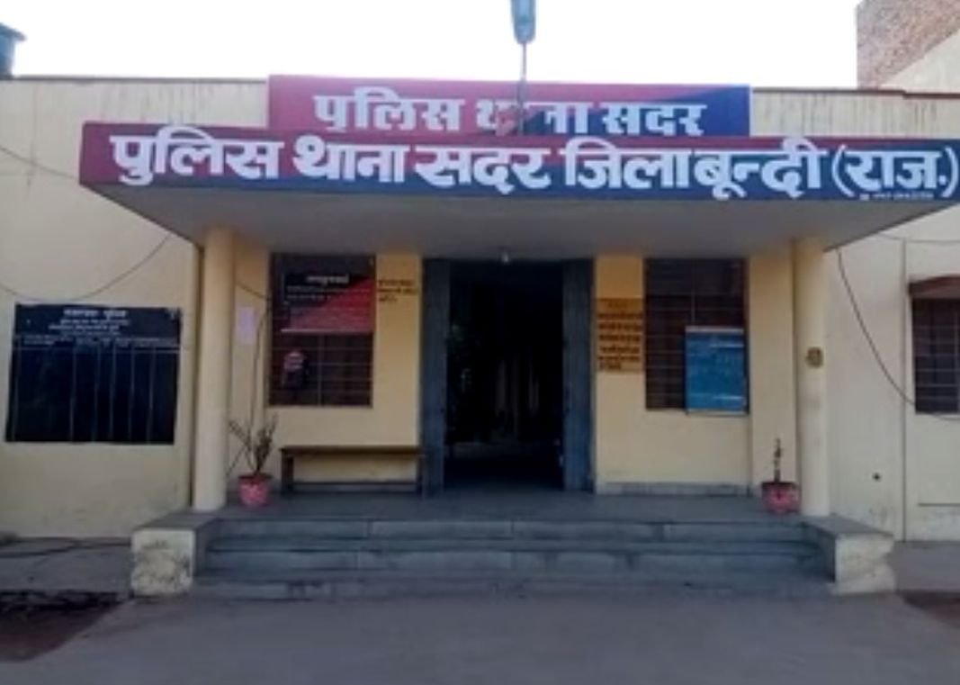 बूंदी में चित्तौड़ रोड पर तलवार लहराते युवक को पुलिस ने किया गिरफ्तार, धारदार हथियार जब्त