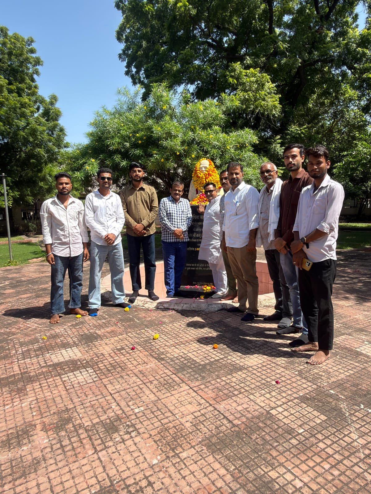 बूंदी में कांग्रेस कार्यकर्ताओं ने गांधी जयंती पर किया माल्यार्पण, सेवा कार्य कर दिया संदेश