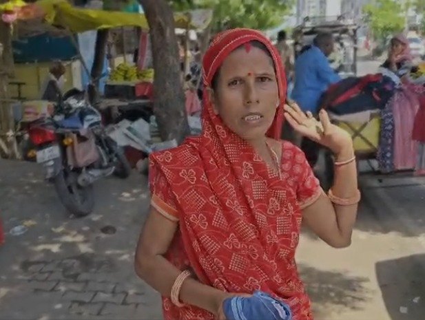 मेडिकल कॉलेज के बाहर महिला को नशीला पदार्थ सुंघाकर जेवर लूटने का आरोप