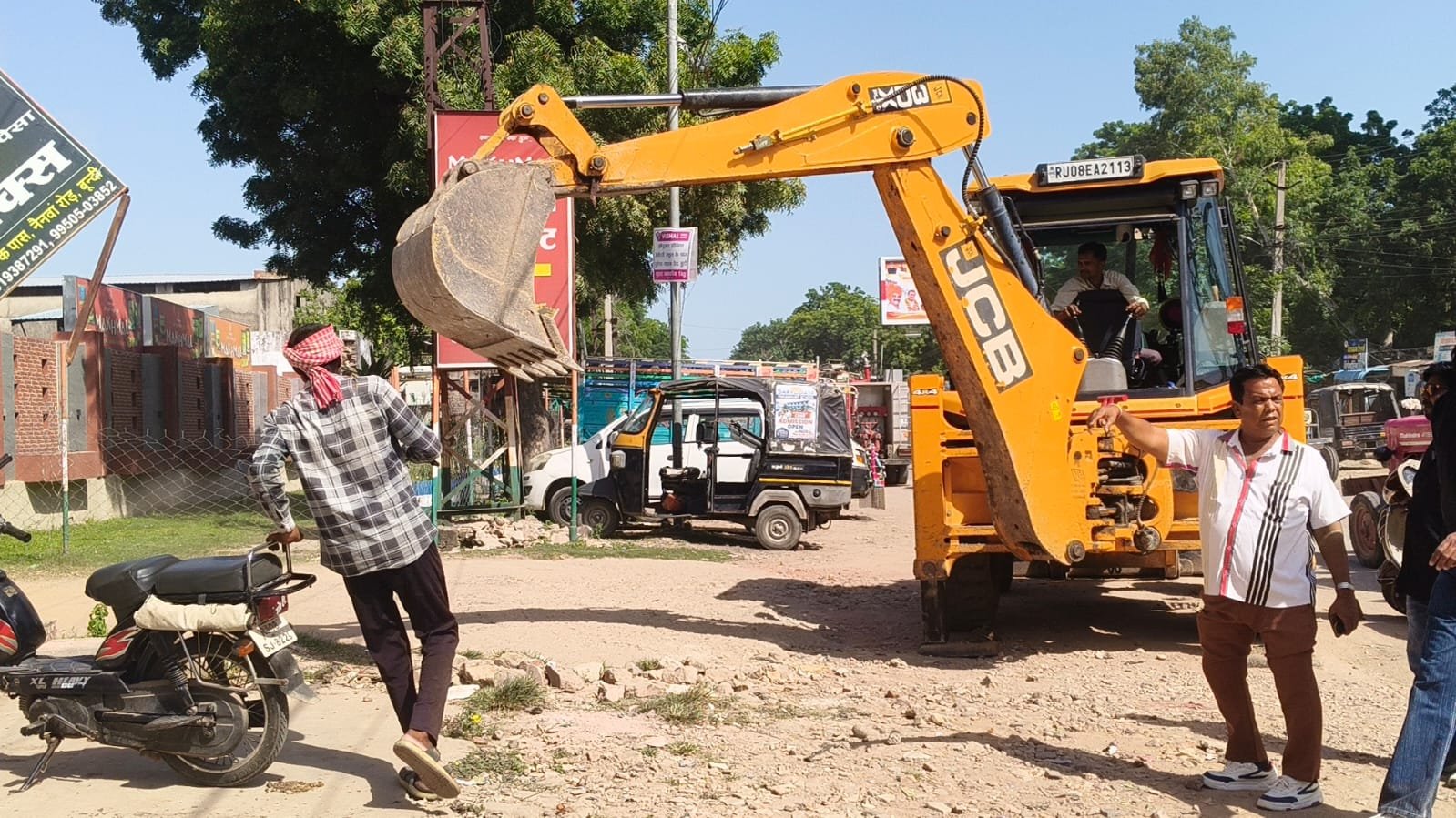 बूंदी में अतिक्रमण के खिलाफ नगर परिषद की कार्रवाई, होर्डिंग हटाए और चबूतरे तोड़े