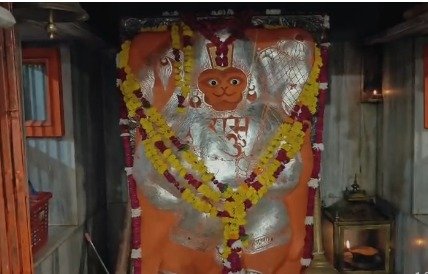 कैप्टन स्मित मच्छार के शीघ्र स्वास्थ्य लाभ के लिए गोदावरी धाम में हनुमान चालीसा पाठ