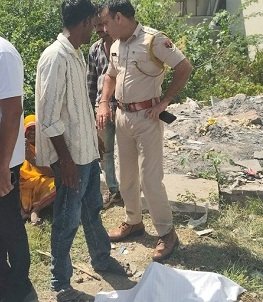 नाली में मिला मजदूर का शव, शराब के नशे में गिरने की आशंका