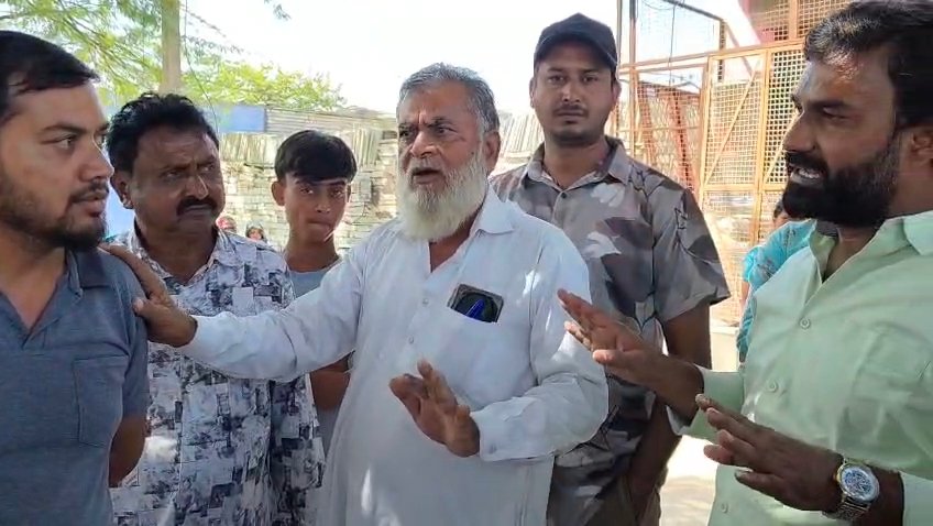 हाट बाजार में जाम रोकने सड़क पर उतरे कांग्रेस पार्षद