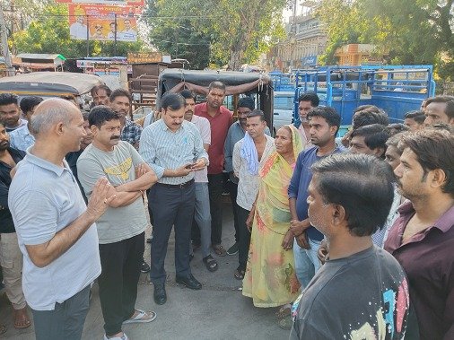 सफाई और यातायात व्यवस्था सुधारने सड़क पर उतरे कलेक्टर-सभापति