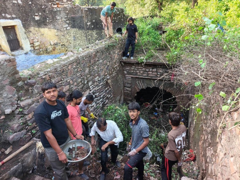 युवाओं की सोच बदली तो निखरने लगी विरासत, तीन दिन के श्रमदान से ठंडी बावड़ी ने पाया मूल स्वरूप