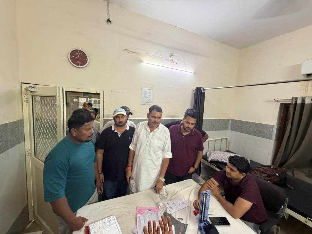 जिला अस्पताल में टूटी मशीनें और दवाइयों की कमी, यूथ कांग्रेस ने किया निरीक्षण
