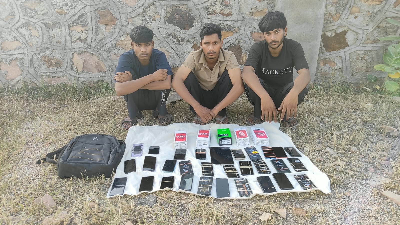दुकान का ताला तोड़ 35-40 मोबाइल चुराने वाले तीन शातिर गिरफ्तार