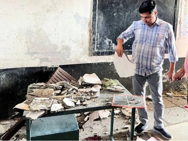 जर्जर छत का प्लास्टर गिरा, तीन बच्चे घायल; हादसे के वक्त शिक्षक की मौजूदगी पर सवाल