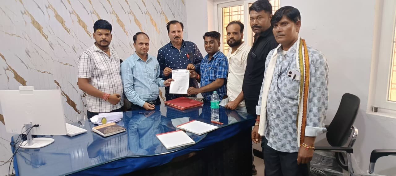 बोर्ड बैठक नहीं होने से अटके वार्डों के काम, पार्षदों ने ईओ को सौंपा ज्ञापन