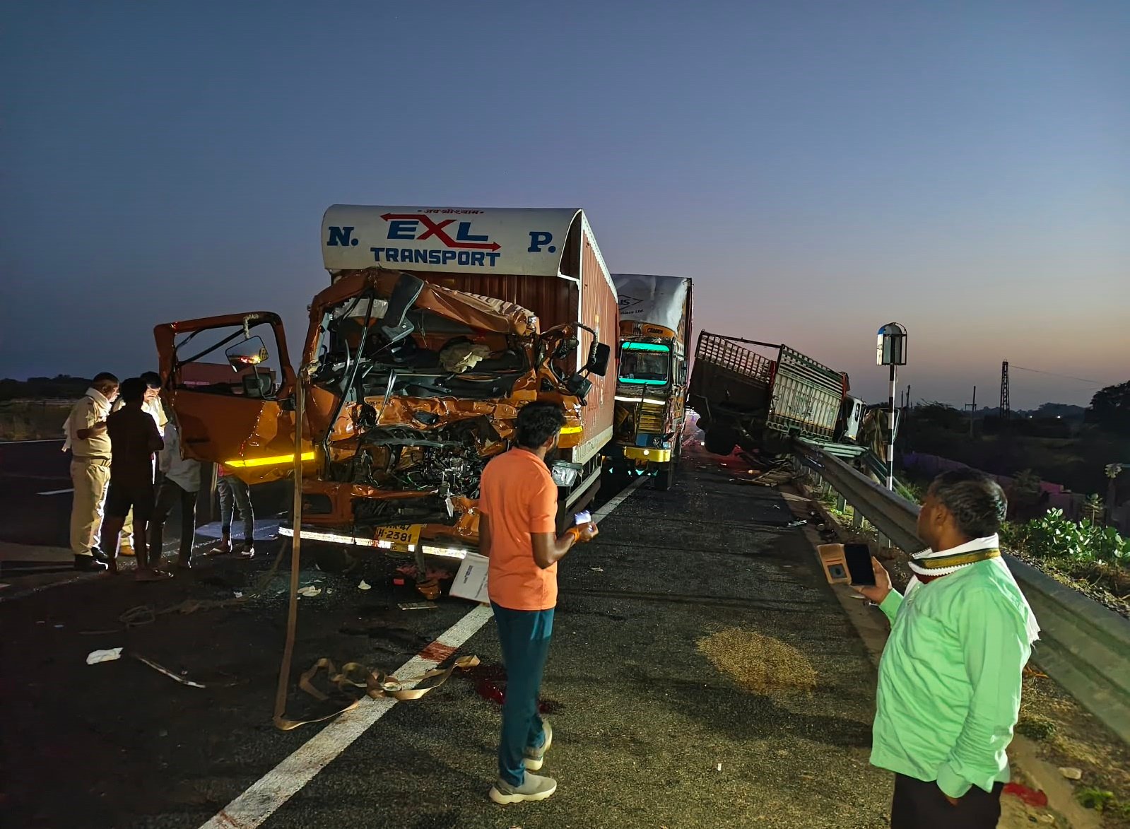 आठ लेन पर तीन वाहनों की टक्कर, दो की मौत, चार घायल