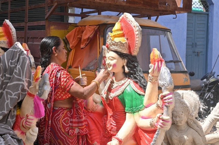 नवरात्र | माता के श्रृंगार से डांडिया की प्लानिंग तक शहर में चढ़ने लगा नवरात्र का रंग, दाढ़ देवी से बिजासन मां मंदिर तक उमड़ेंगे श्रद्धालू