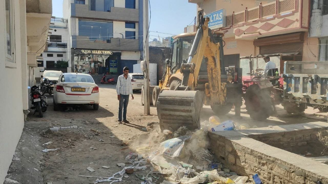 बूंदी के वार्ड 51 न्यू कॉलोनी में विशेष सफाई अभियान, जेसीबी से हटाए कचरे के ढेर