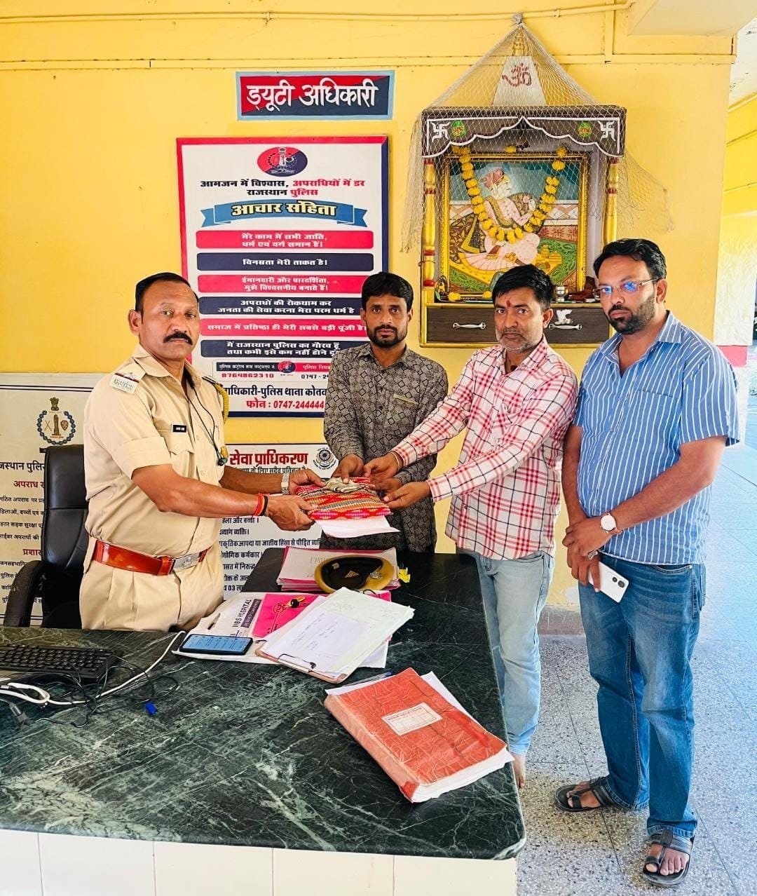 बूंदी में ऑटो चालक अमजद ने दिखाई ईमानदारी, सड़क पर मिला 4250 रुपए और दस्तावेजों से भरा पर्स पुलिस को सौंपा