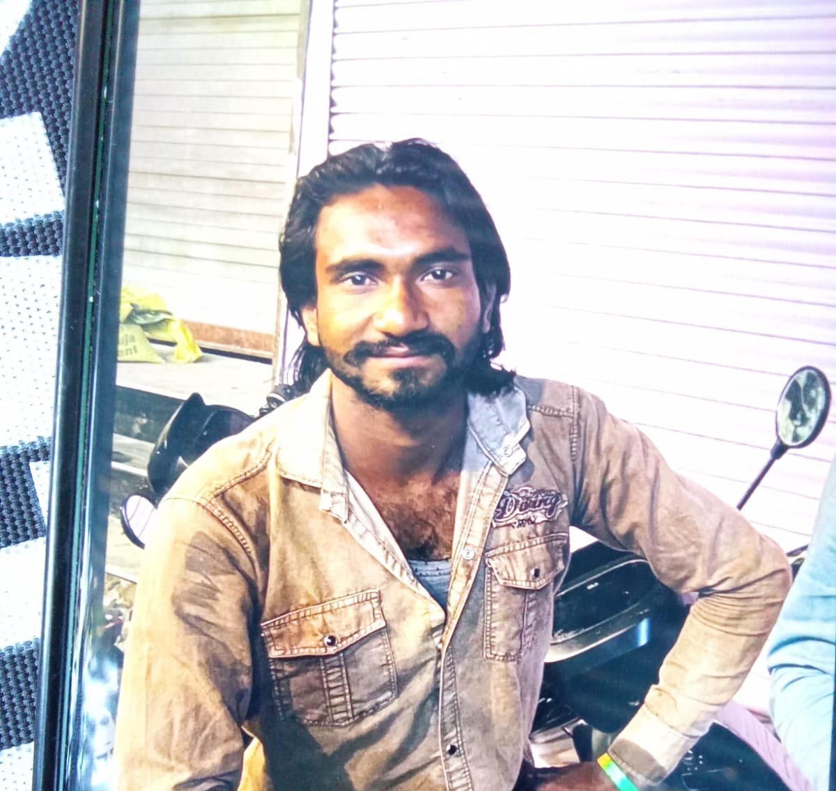 गैस से भरे वाहन की टक्कर से बाइक सवार युवक की मौत, पत्नी और ढाई साल के बच्चे के सिर से उठा सहारा