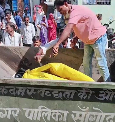 शव ले जाने को नहीं मिली एंबुलेंस, भाई कचरा गाड़ी में लेकर आया घर