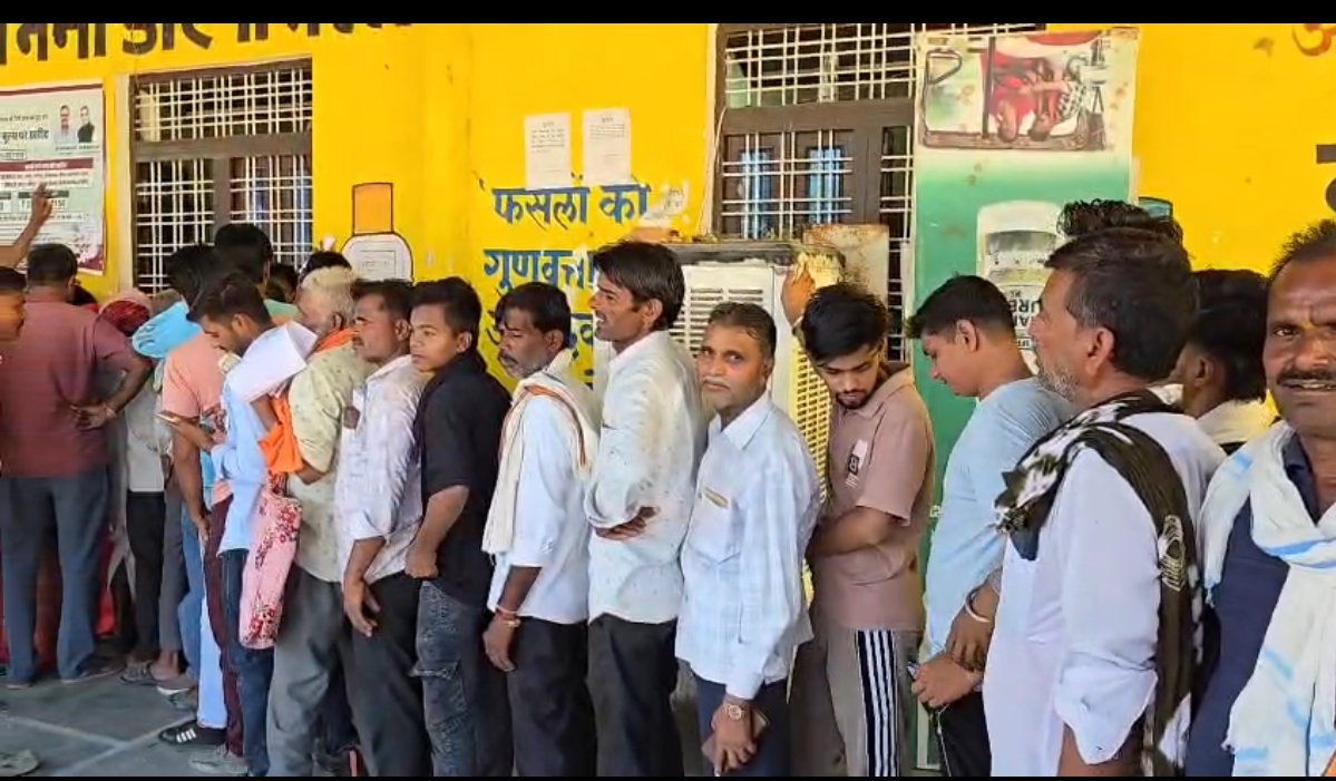 इटावा में खाद के लिए लंबी कतारें, बुवाई को लेकर किसान चिंतित