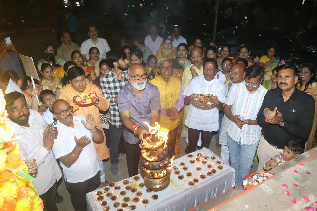 मंत्रोच्चार के बीच महाराजा अग्रसेन और माता माधवी की महाआरती, 501 दीपकों से जगमगाया अग्रसेन चौराहा