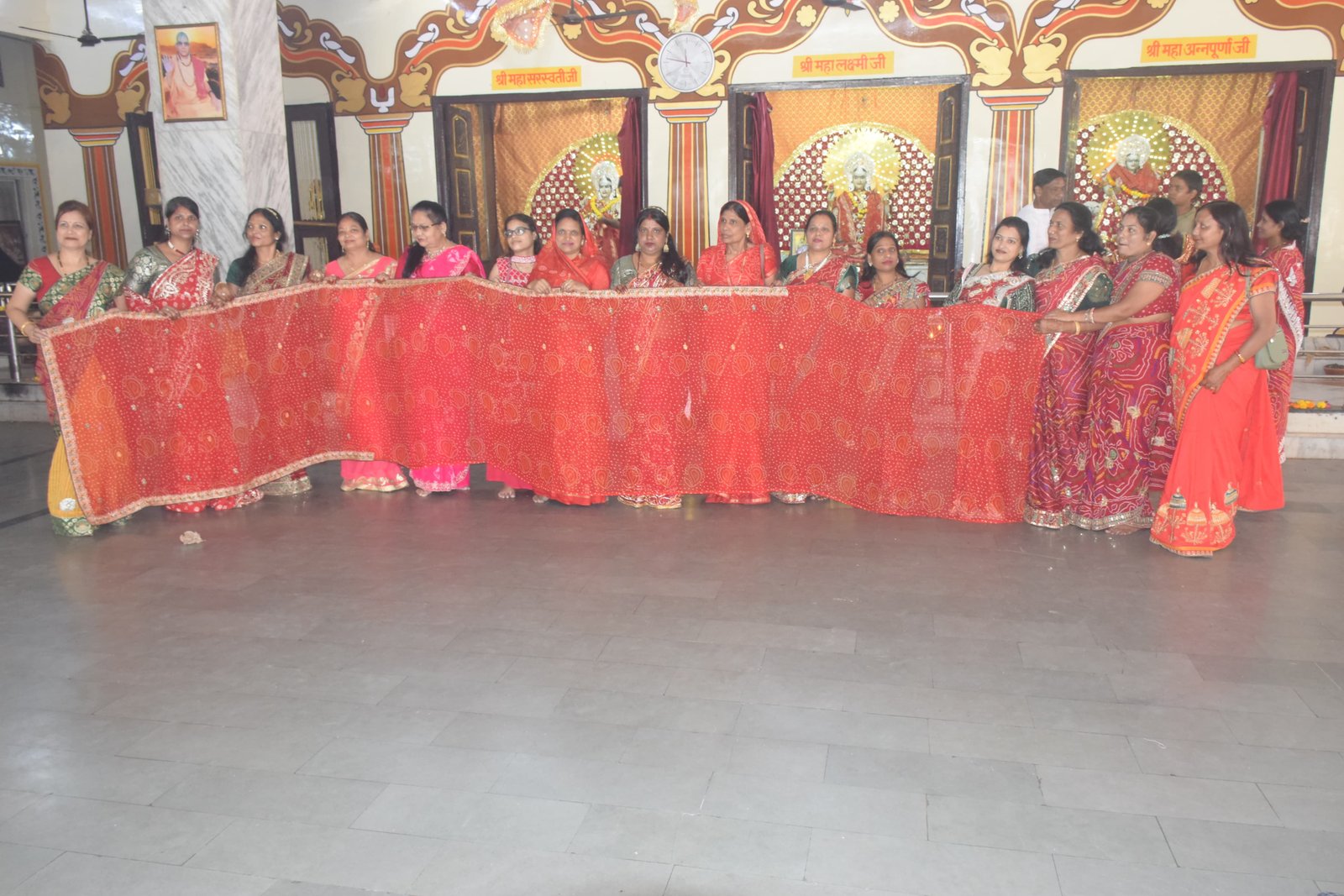अग्रसेन जयंती पर माता महालक्ष्मी और दुर्गा माता को चढ़ाई 151 फीट लंबी चुनरी