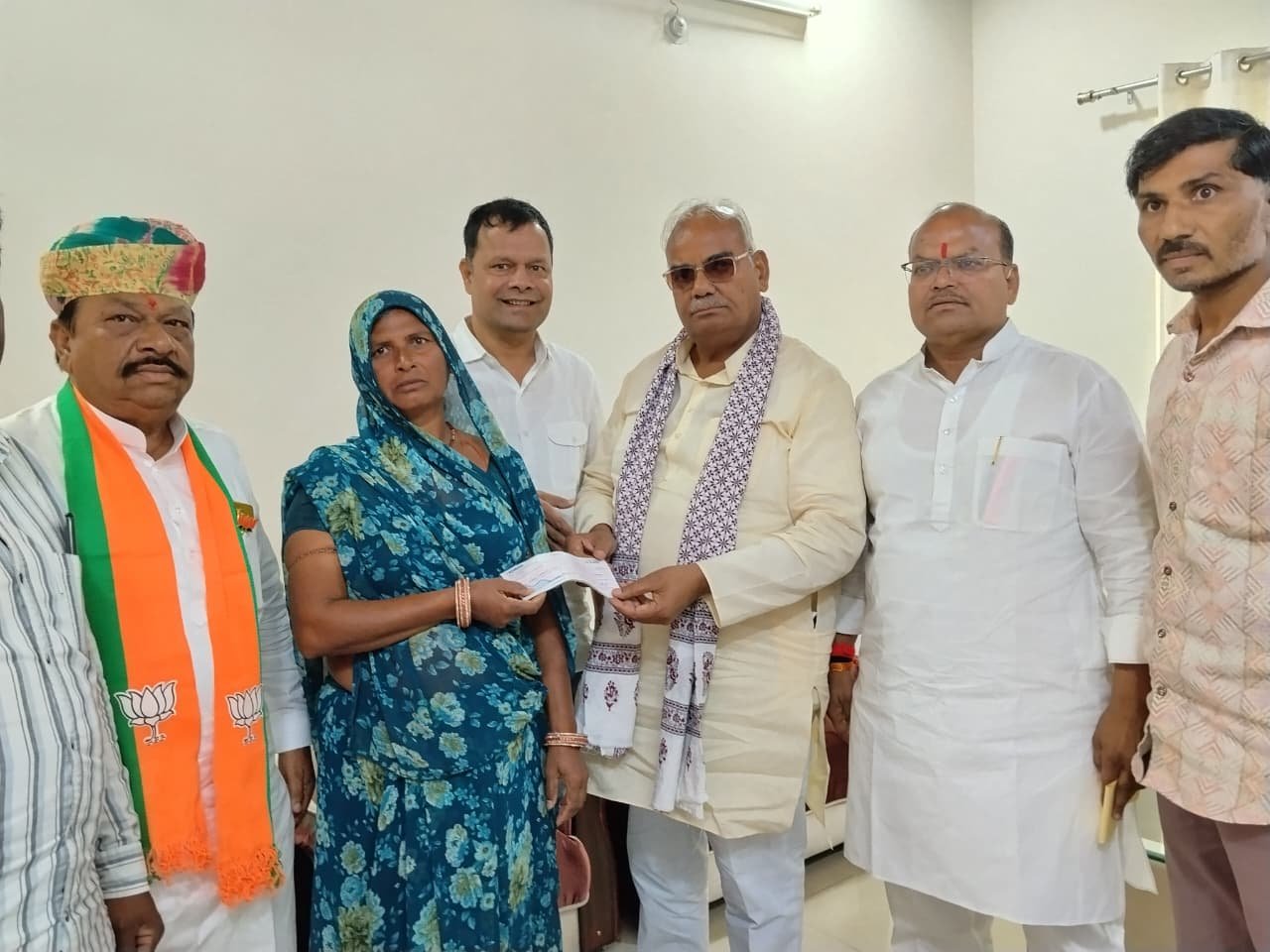 खदान में डूबने से मृत गोताखोर की पत्नी को मिली 10 लाख रुपए की सहायता, मंत्री मदन दिलावर ने सौंपा चेक