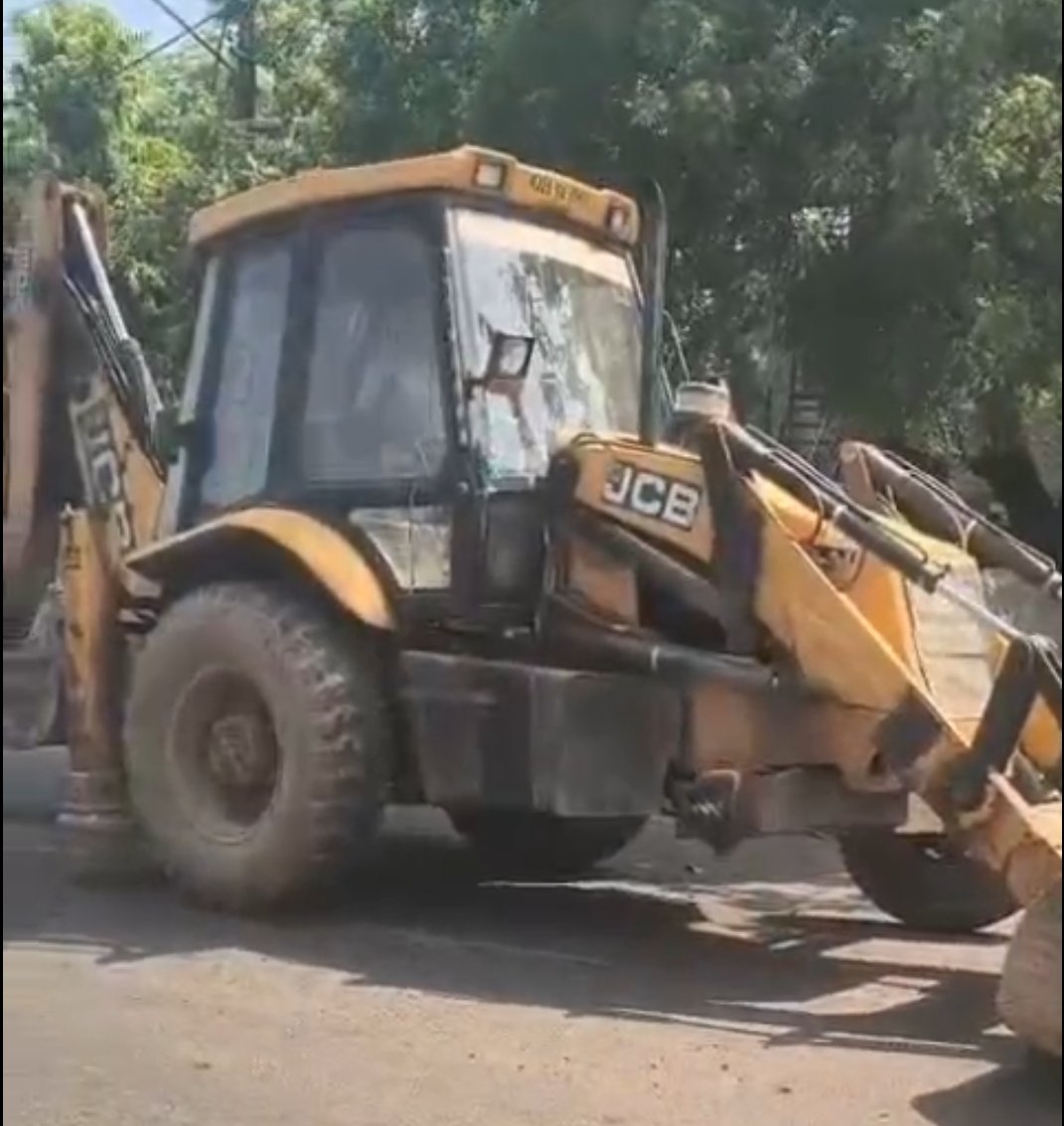 कोटा में चलती JCB का अगला टायर निकला, गोदावरी धाम रोड पर टला बड़ा हादसा