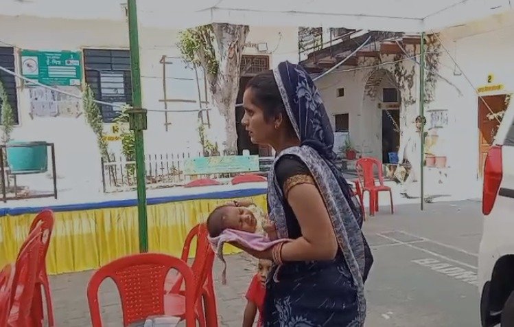 गोद में मासूम, आंखों में चुनावी सपना; बच्चे को लेकर नामांकन भरने पहुंचीं प्रीति कुमारी