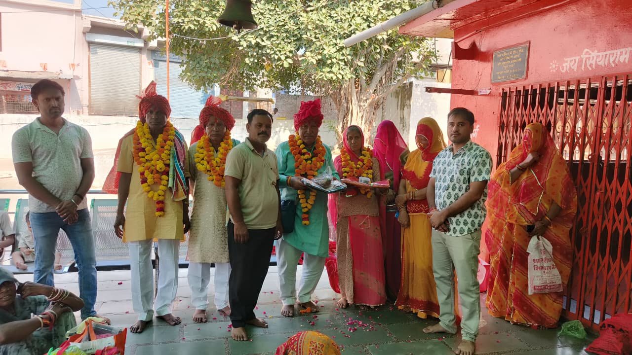 चारधाम यात्रा पूरी कर इटावा लौटे श्रद्धालु, बैंड-बाजे के साथ निकाला नगर भ्रमण