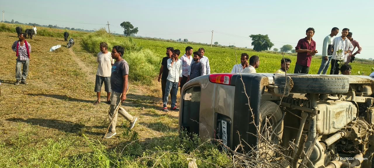 स्कूल के बच्चों से भरी वैन असंतुलित होकर पलटी