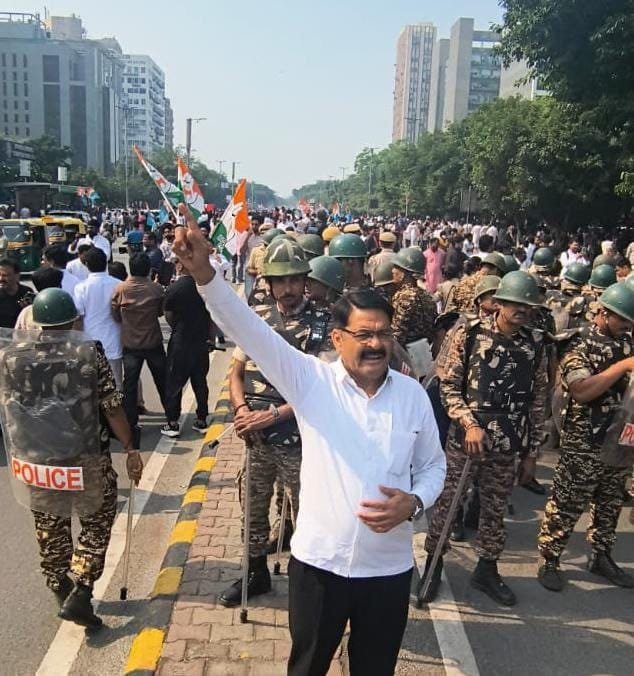 राहुल गांधी के आंदोलन में शामिल हुए बूंदी कांग्रेस जिलाध्यक्ष महावीर मीणा, दिल्ली में पुलिस को छकाकर सुप्रीम कोर्ट के नजदीक पहुंचे