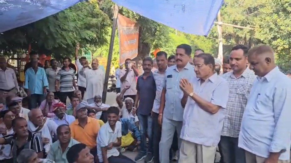 जेके फैक्ट्री श्रमिकों के धरने पर पहुंचे शांति धारीवाल, बोले- कांग्रेस हमेशा मजदूरों के साथ खड़ी रही
