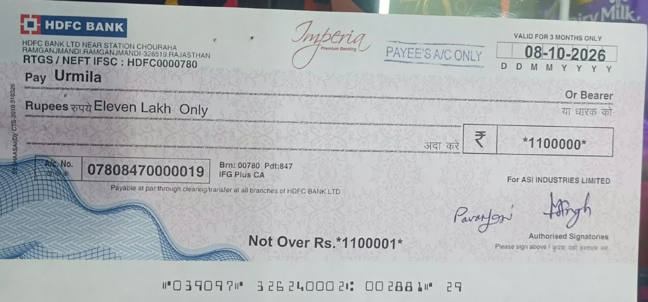 मंत्री मदन दिलावर ने उर्मिला बाई को सौंपा चेक, एक लाख रुपए और देने की घोषणा