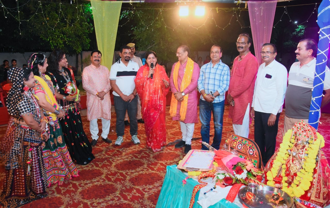 रेंडल पार्क में डांडिया नाइट की धूम, पारंपरिक वेशभूषा में झूमे शहरवासी