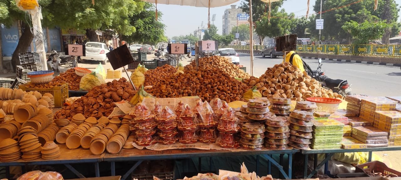 दीपावली पर मिट्टी के दीपक और सजावटी सामान बेचने पर नहीं लगेगा शुल्क