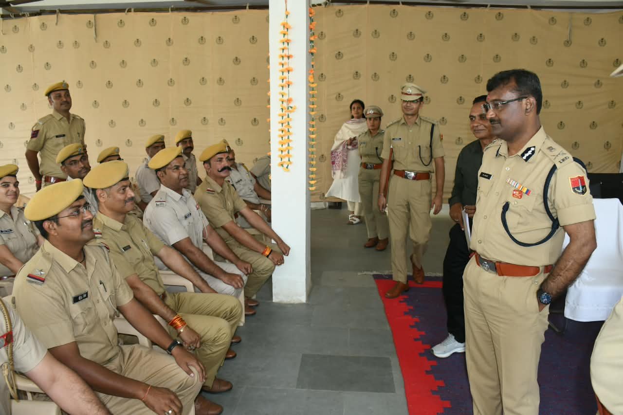 पुराने कार्यकाल में भर्ती जवानों से मिले एडीजी सुहास, पुलिसकर्मियों से किया संवाद