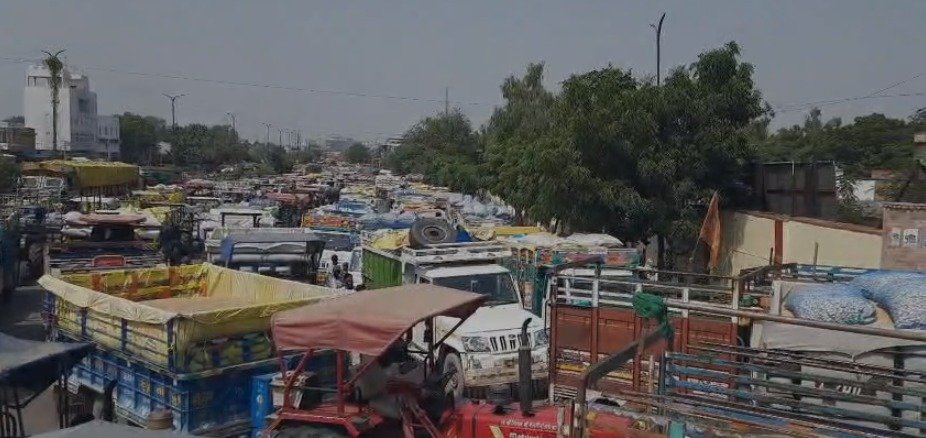 भामाशाह मंडी के मुख्य गेट पर किसानों का हंगामा, लगाया ताला; ट्रैक्टर-ट्रॉलियों की लंबी कतारें