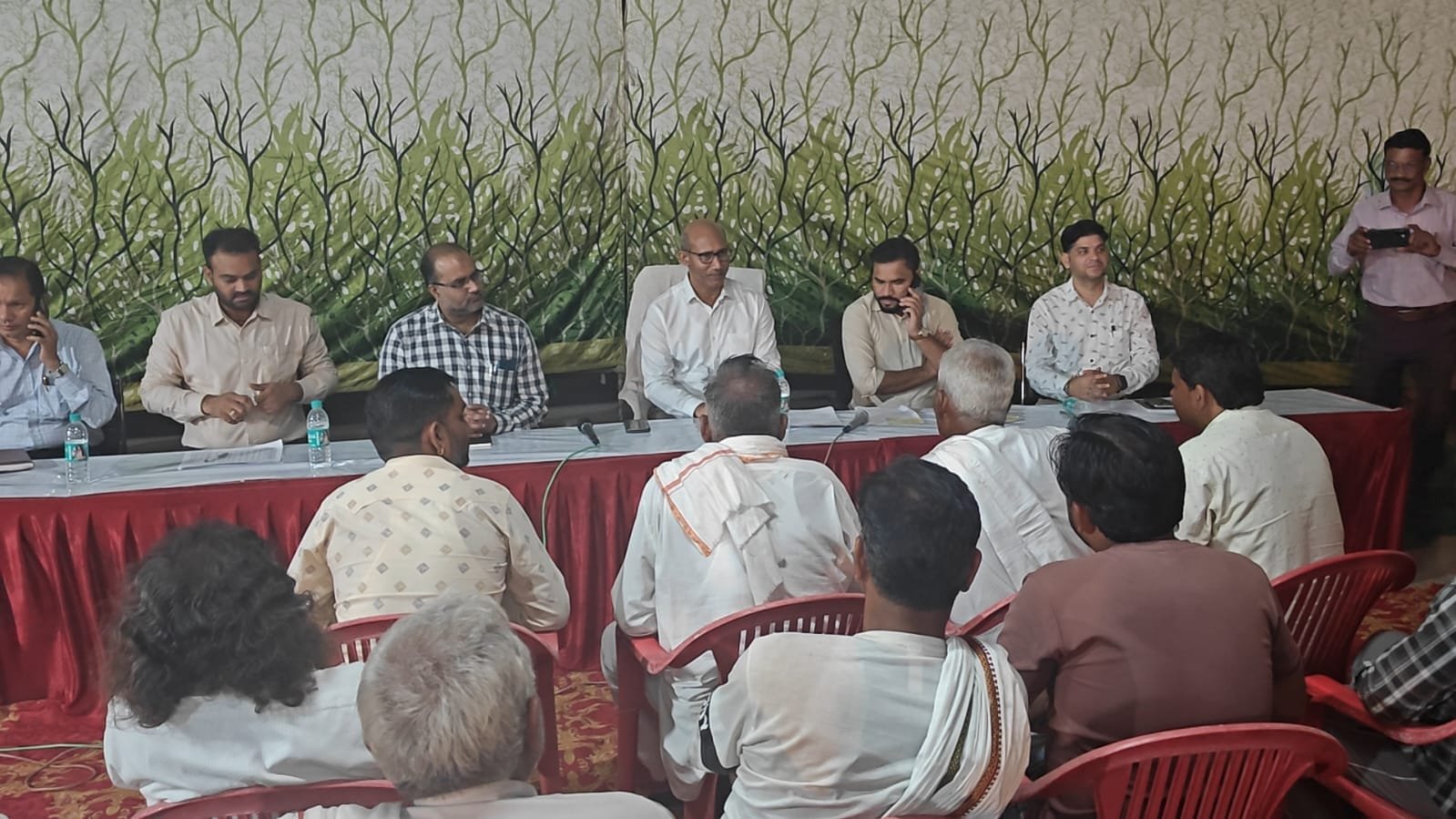 रामगंज में रात्रि चौपाल, जिला कलक्टर ने सुनी समस्याएं; अधिकारियों को दिए समाधान के निर्देश