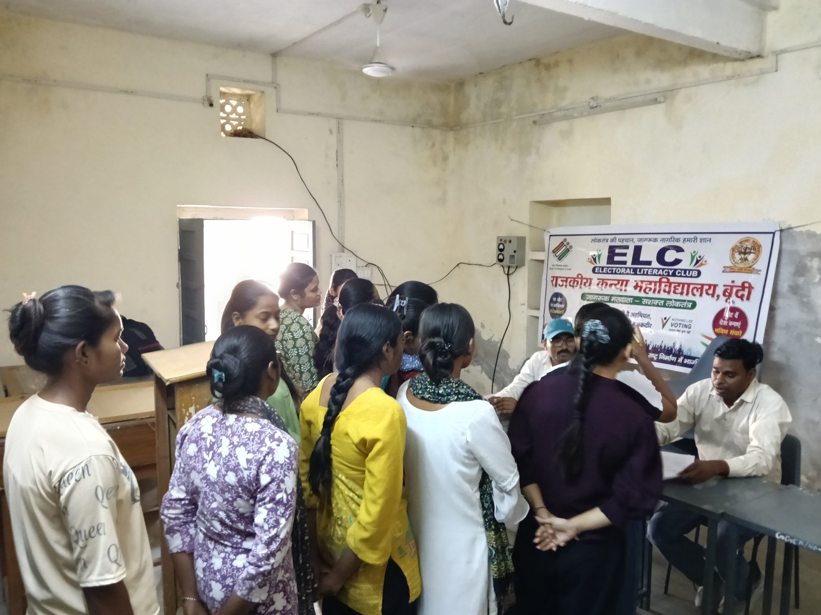 लोकतंत्र में भागीदारी के लिए मतदाता सूची में नाम जरूरी, छात्राओं को दी पंजीकरण की जानकारी