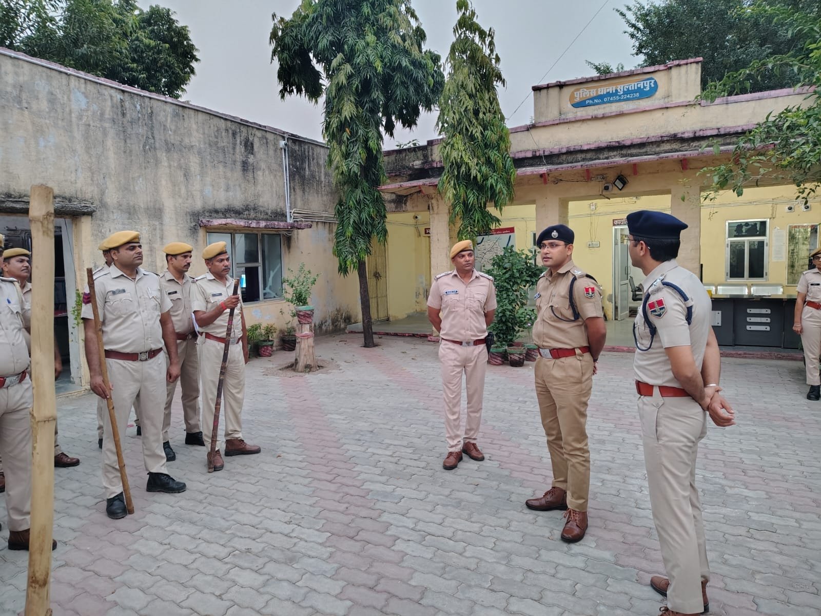पंचायत चुनाव और त्योहारों पर पुलिस अलर्ट, एसपी सुजीत शंकर के नेतृत्व में सुल्तानपुर में फ्लैग मार्च