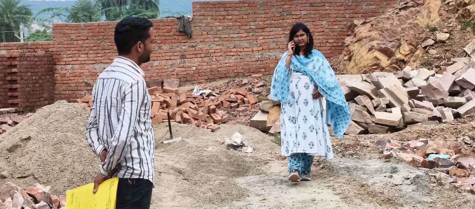ठीकरदा पंचायत में सीईओ चारु शंकर का औचक निरीक्षण, विकास कार्यों की गुणवत्ता पर जोर