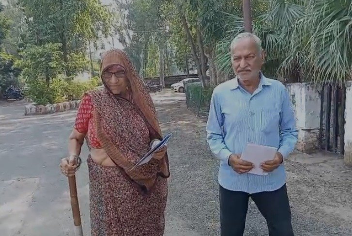 अपने ही बेटे पर प्रताड़ना और मारपीट के आरोप, बुजुर्ग दंपती ने एसपी कार्यालय पहुंच मांगा न्याय