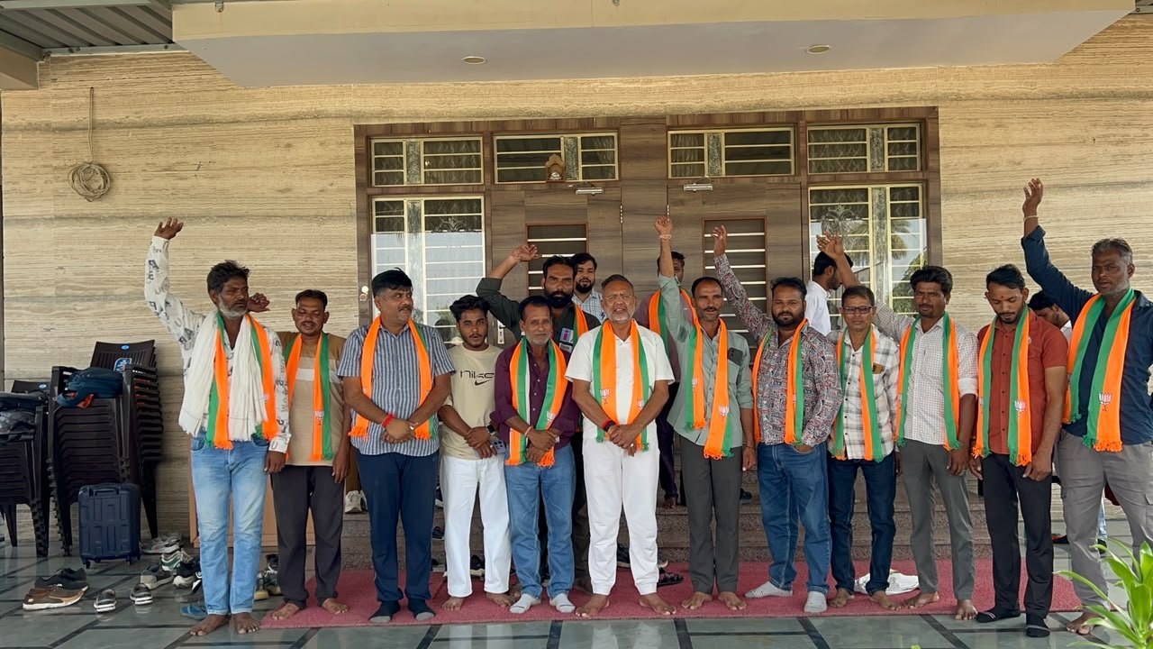 दिलीपुरा में कांग्रेस को झटका, कई कार्यकर्ताओं ने थामा भाजपा का दामन