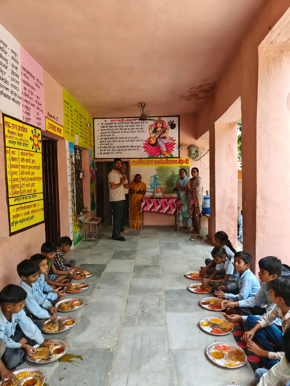 मेहन्दी स्कूल में कन्या भोज और प्रसादी वितरण, विद्यार्थियों को कराया भोजन